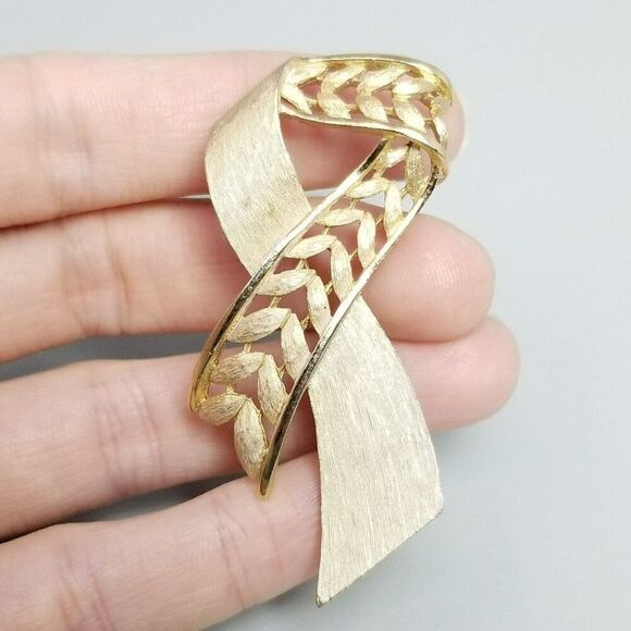 Vintage Crown Trifari Brush Gold Tone Ribbon Brooch, Signed Lapel Pin, Estate - Picture 7 of 8